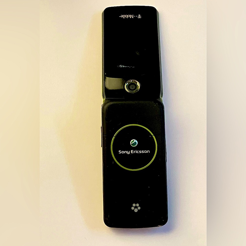 Sony Ericsson Black Flip Phone